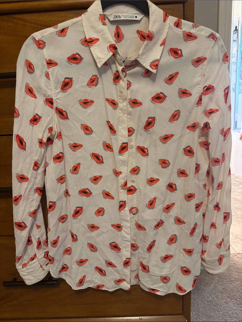 Zara White Button-Down Shirt with Red Lip Print